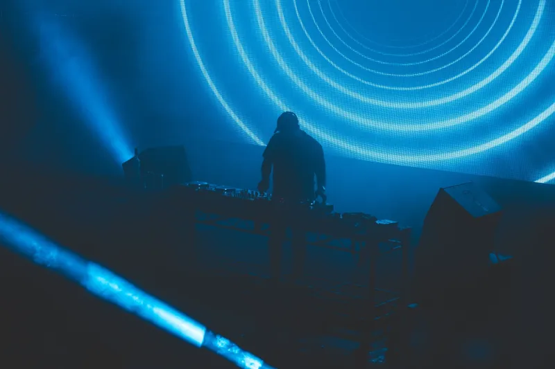 Before the Drop: The Quiet Mastery of DJs Who Know How to Warm Up a Room