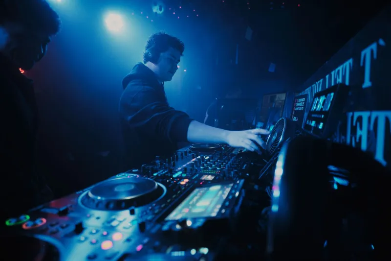 Last Call: The Forgotten Craft of Closing a Set Like You Mean It