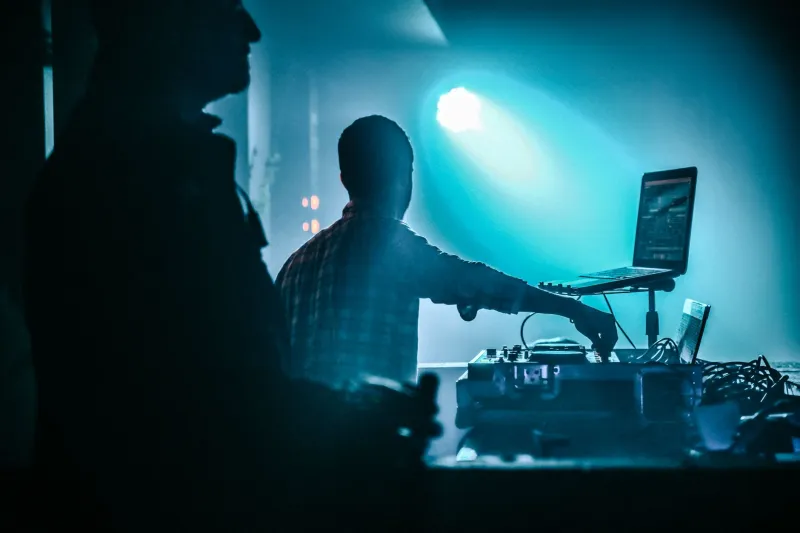 When the Room Rewrites the Script: How Elite DJs Navigate a Crowd That Changes the Game Midset