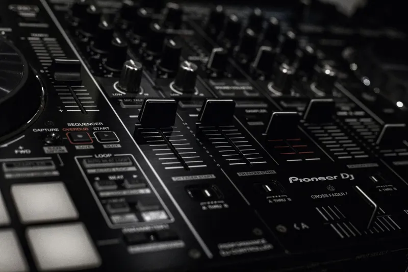 Why Some DJ Transitions Hit Different: The Physics and Psychology Behind a Perfect Mix